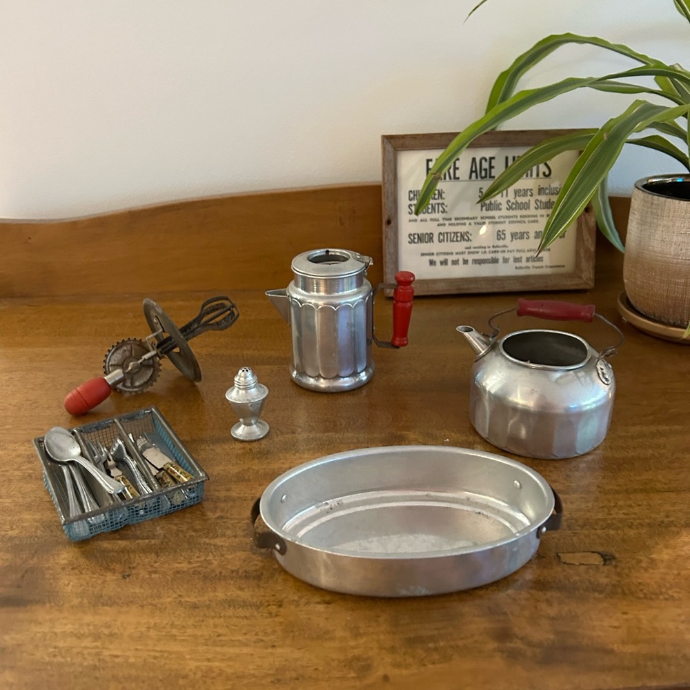 Vintage tin dollhouse accessories